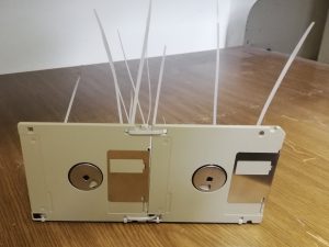 Kabelbindersalat an Disketten