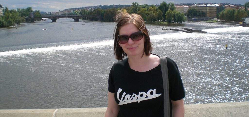 Frau mit Vespa Shirt in Prag 2010 auf der Karlsbrücke