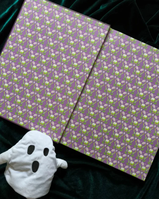 #VorsatzpapierSonntag und da heute letzte Woche das #summerween Vorsatzpapier so gut gefallen hat, bleibt es ein bisschen schaurig mit GEISTER.

Genau genommen ist es schaurig schön. Im @comicklatsch habe ich den Titeln in einem Special vorgestellt: Staffel 2 – Folge 26: Special – Geisterstunde
In der Folge haben wir viel über Bücher, Comics und Manga zum Thema Geister gesprochen und dieses illustrierte Buch war eine meiner Vorstellungen.

Kurze Einblicke in verschiedene Arten von Geister zusammengehalten durch eine kleine durchgängige Geistesgeschichte 👻👻👻

Geister | Vorsatzpapier | Sébastian Perez

#bookstagramdeutsch #nadelnerdscomics #bookflatlay #nadelnerdsbücher #challengetime #vorsatzpapier #vorsatzpapierliebe #bookstagram #geister