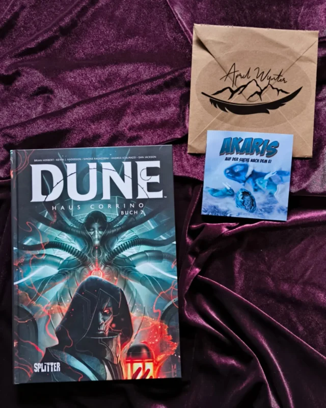 Zwei neue Comics sind zum Wochenende bei mir angekommen. Ein Rezensionsexemplar vom @splitterverlag und ein Comic von @april.wynter, der Fotos der @drachenmanufaktur enthält.

Die Vorgeschichte zu Dune ist damit fast abgeschlossen und ich habe selbst ein Drachenbaby aus der Manufaktur. Daher bin ich total gespannt, wie die hübschen Drachen im Comic in Szene gesetzt sind. Außerdem wurde mir der Comic signiert. 

#newin #newcomicbookday #neuercomic #neuzugänge #comics #comiclover #comicnerd #comic #comiccommunity #nadelnerdscomics #drachen #dune